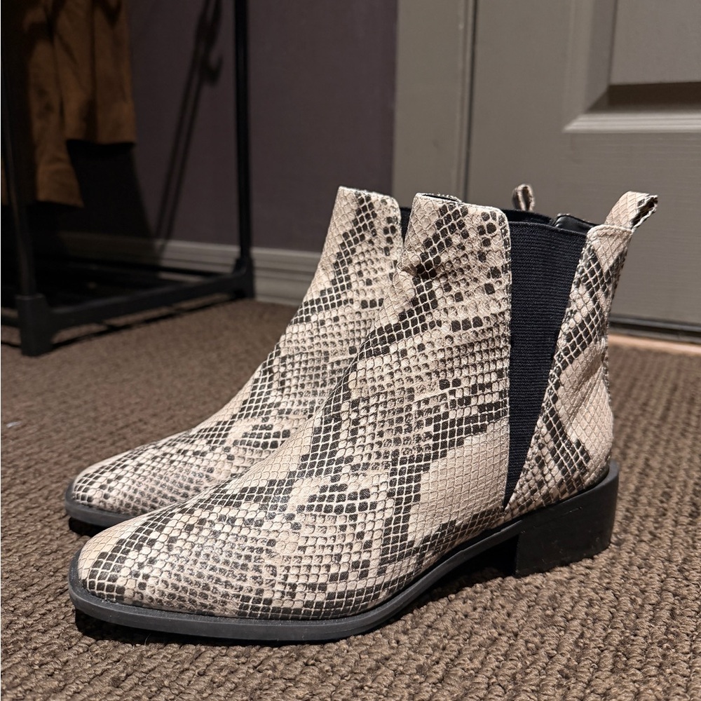 $130 NWT Paolo “Vera” Chelsea Snake Print Ankle Boots Sz 6